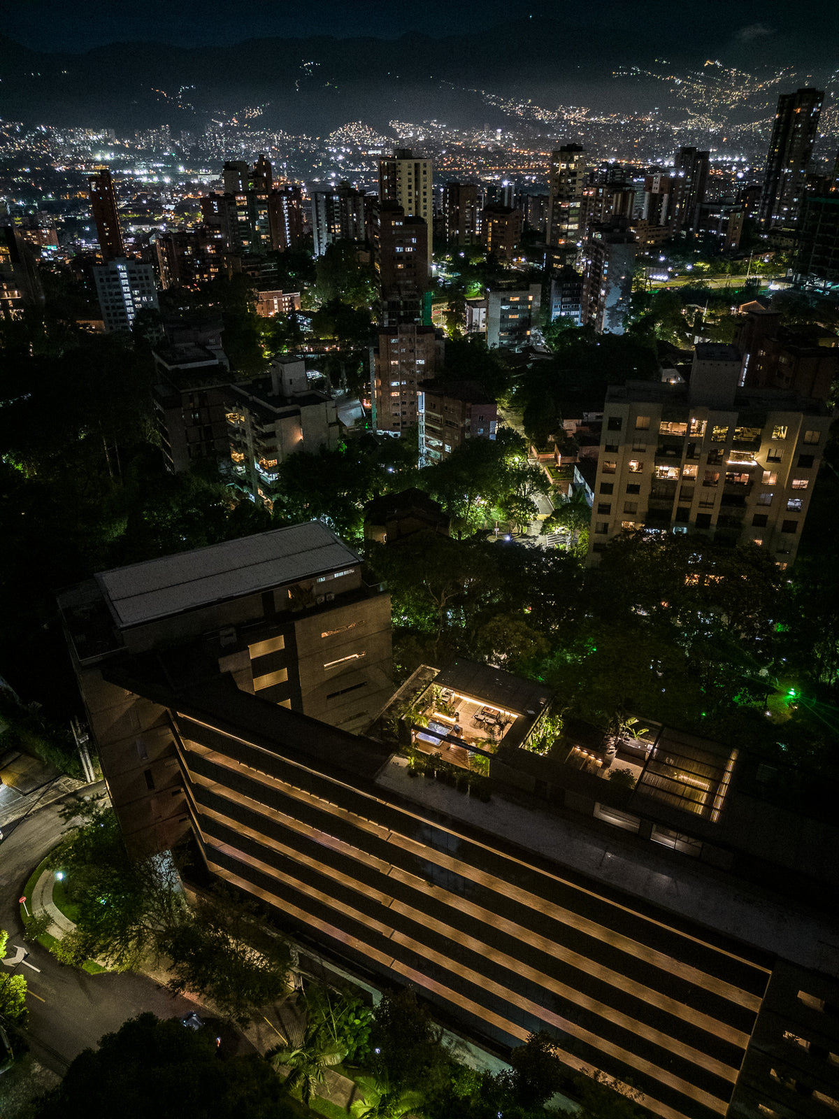 Penthouse con Terraza, Jacuzzi y Vista Natural en El Poblado – A 5 Min de Provenza