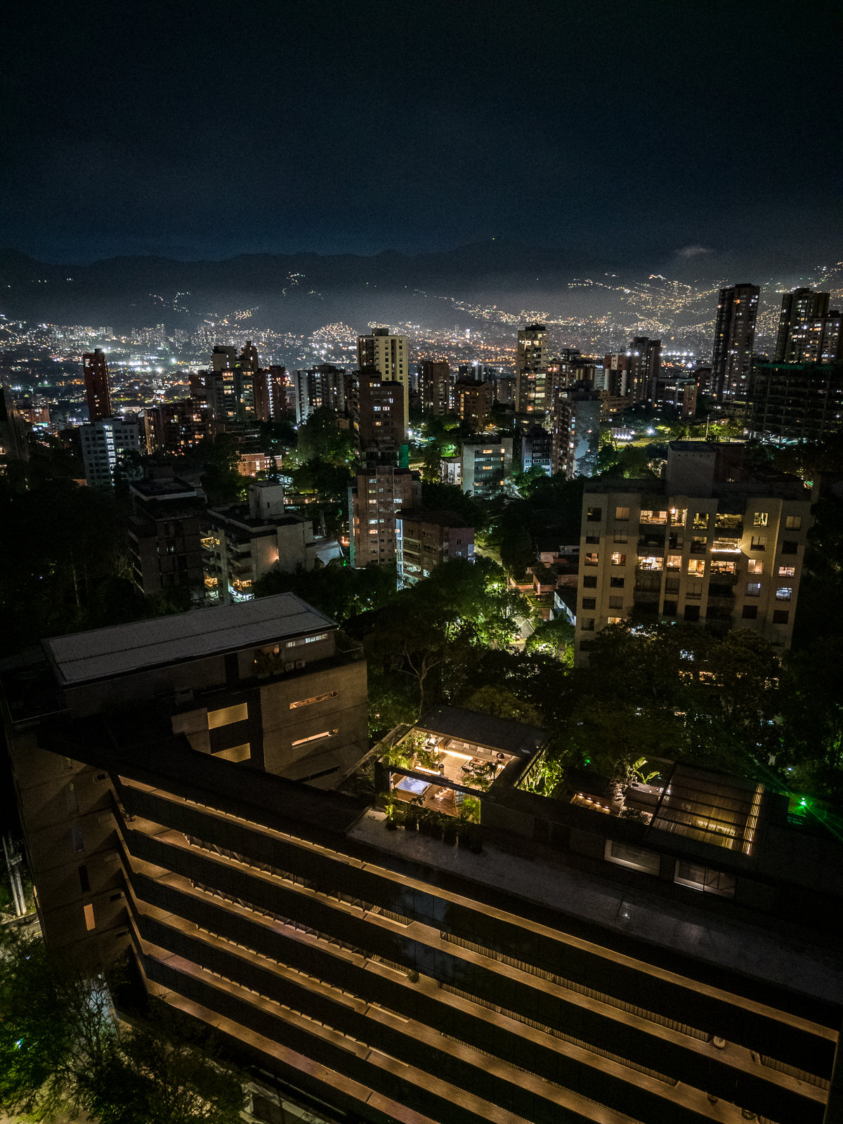 Penthouse con Terraza, Jacuzzi y Vista Natural en El Poblado – A 5 Min de Provenza