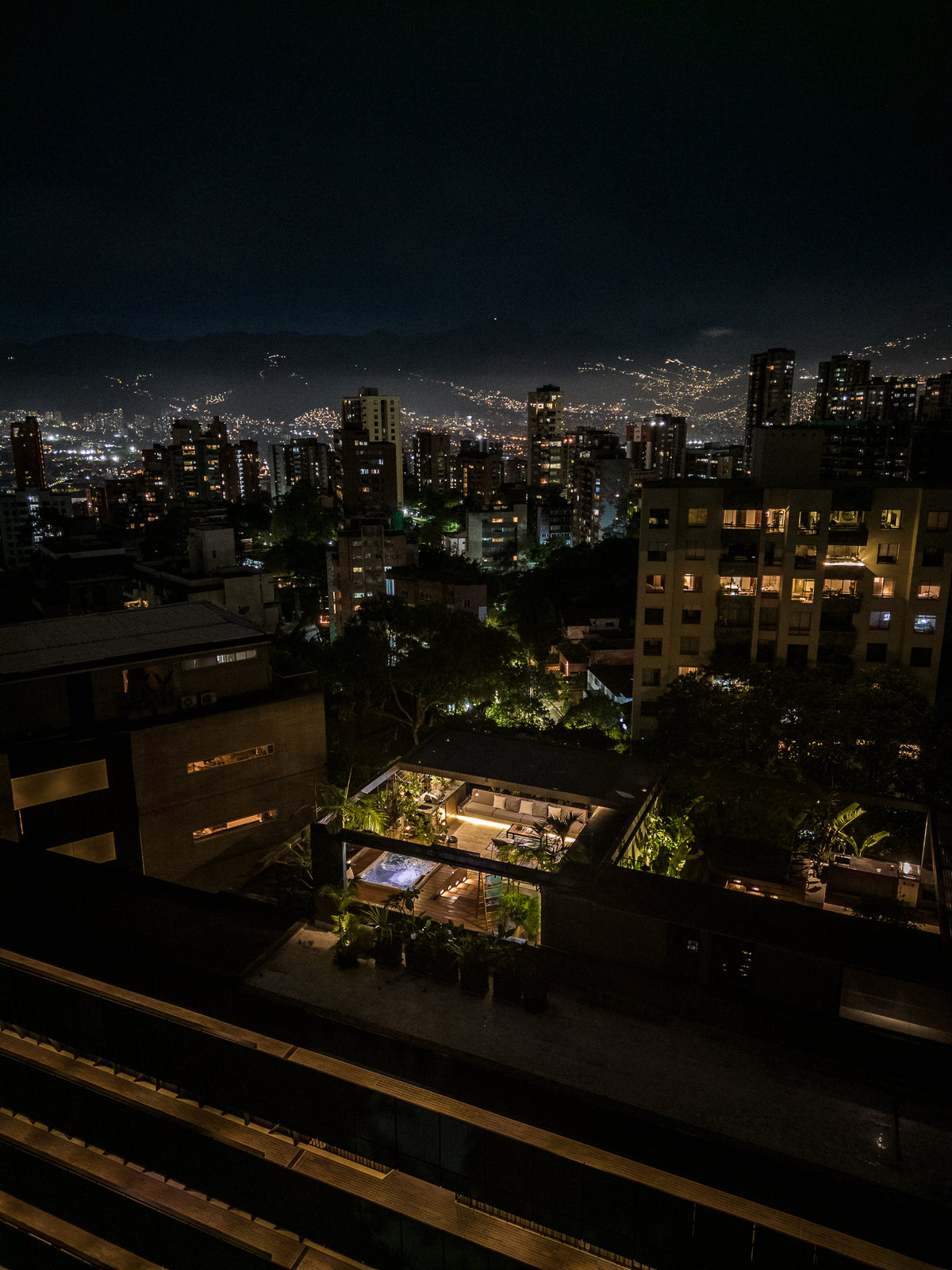 Penthouse con Terraza, Jacuzzi y Vista Natural en El Poblado – A 5 Min de Provenza