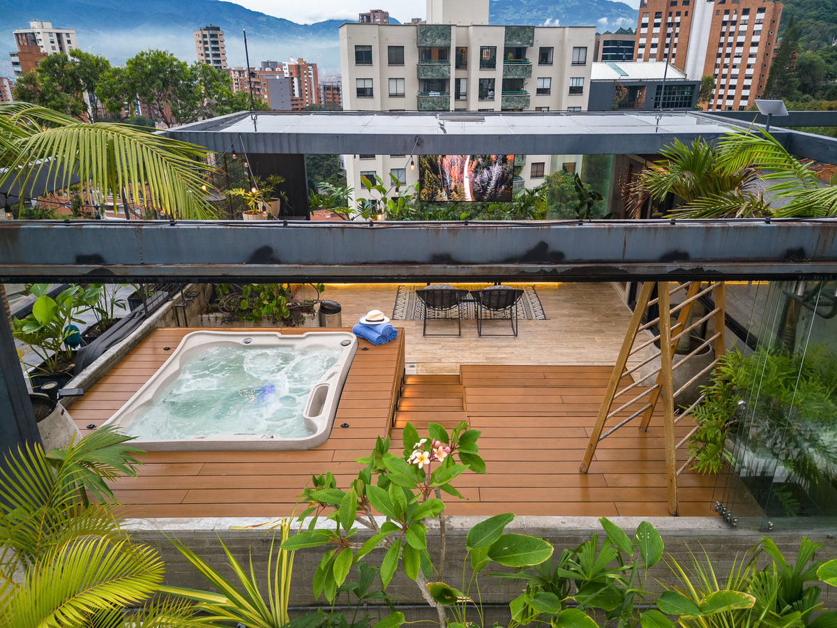 Penthouse con Terraza, Jacuzzi y Vista Natural en El Poblado – A 5 Min de Provenza