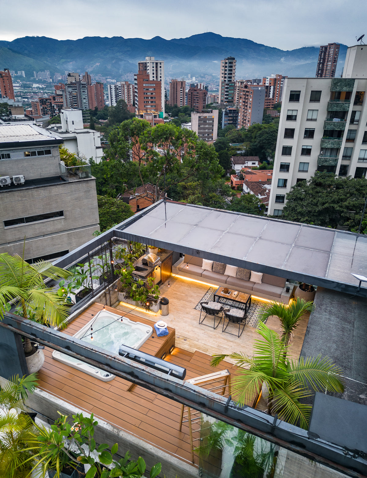 Penthouse con Terraza, Jacuzzi y Vista Natural en El Poblado – A 5 Min de Provenza