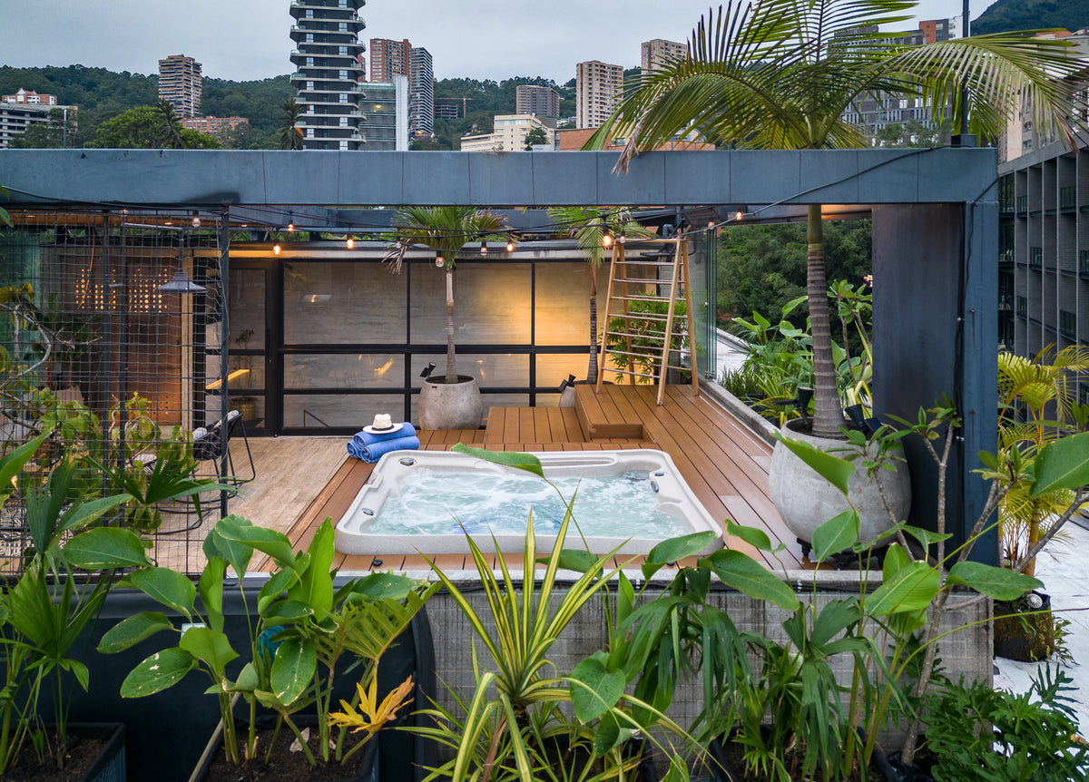 Penthouse con Terraza, Jacuzzi y Vista Natural en El Poblado – A 5 Min de Provenza