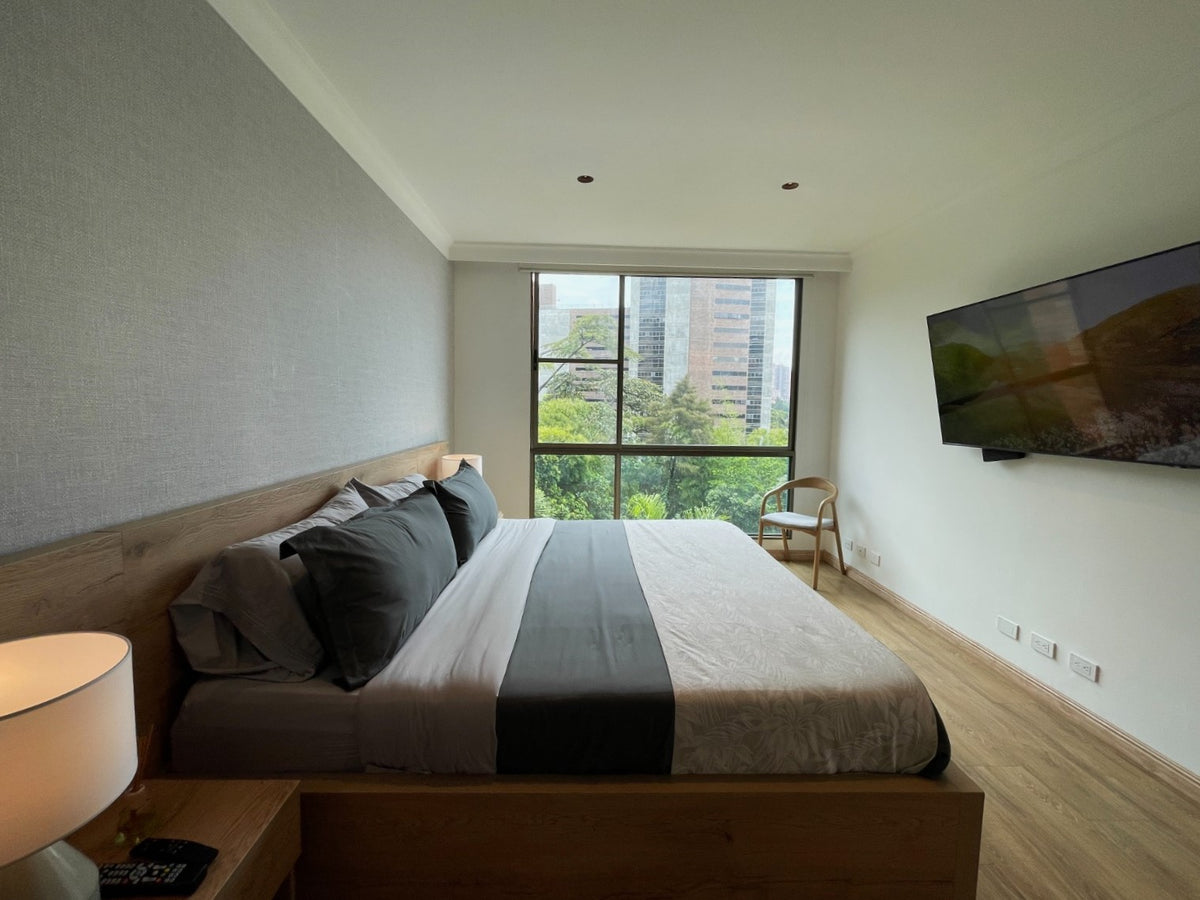 Apartamento 2 BR Sector Poblado Alto con vista panorámica + 1 BR de servicio