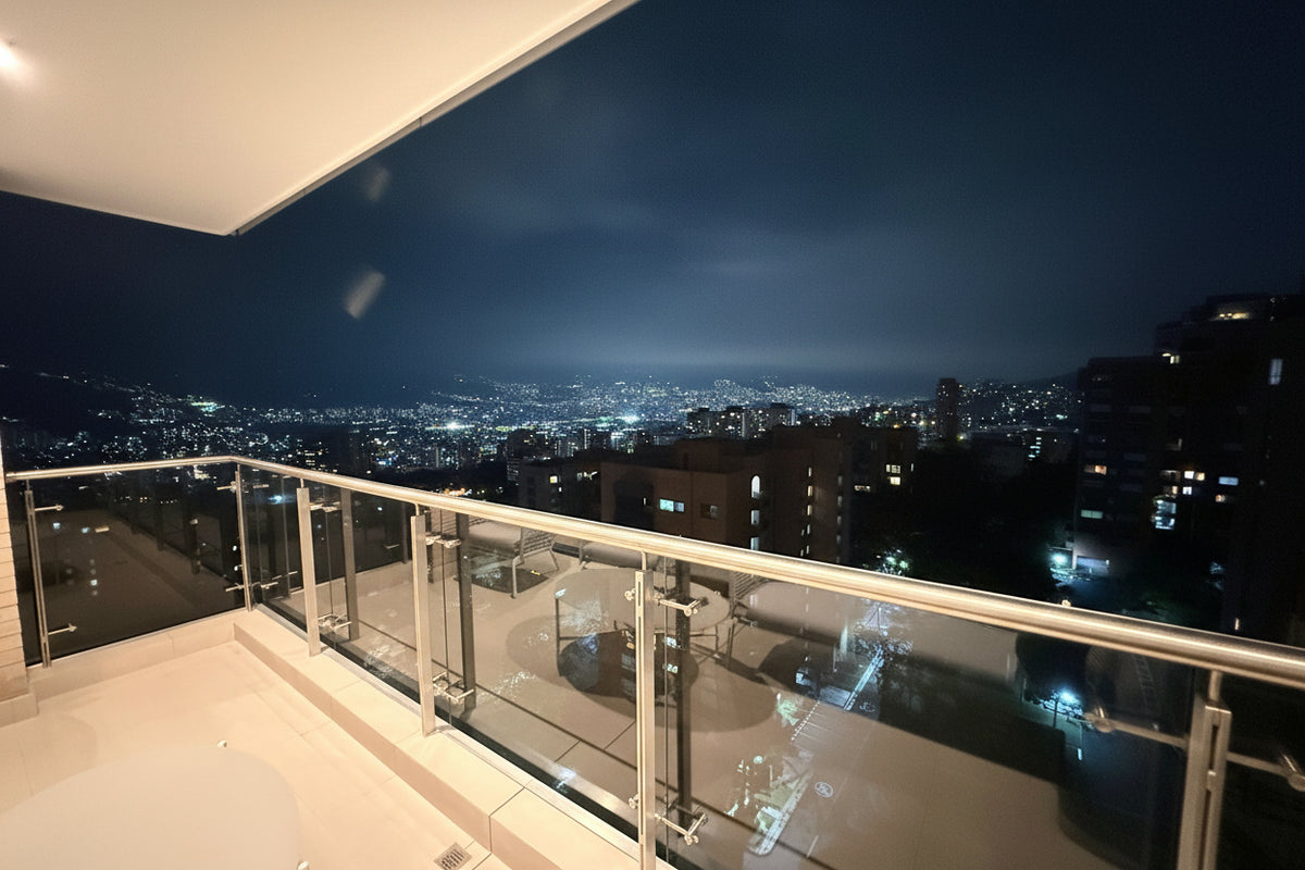 Apartamento moderno en El Poblado Transversal Inferior | 2 habitaciones | Balcón con vista Panorámica
