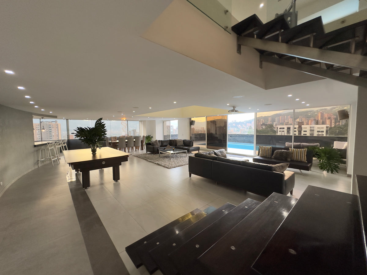 Apartamento Duplex sector Los Balsos con piscina privada 4 BR