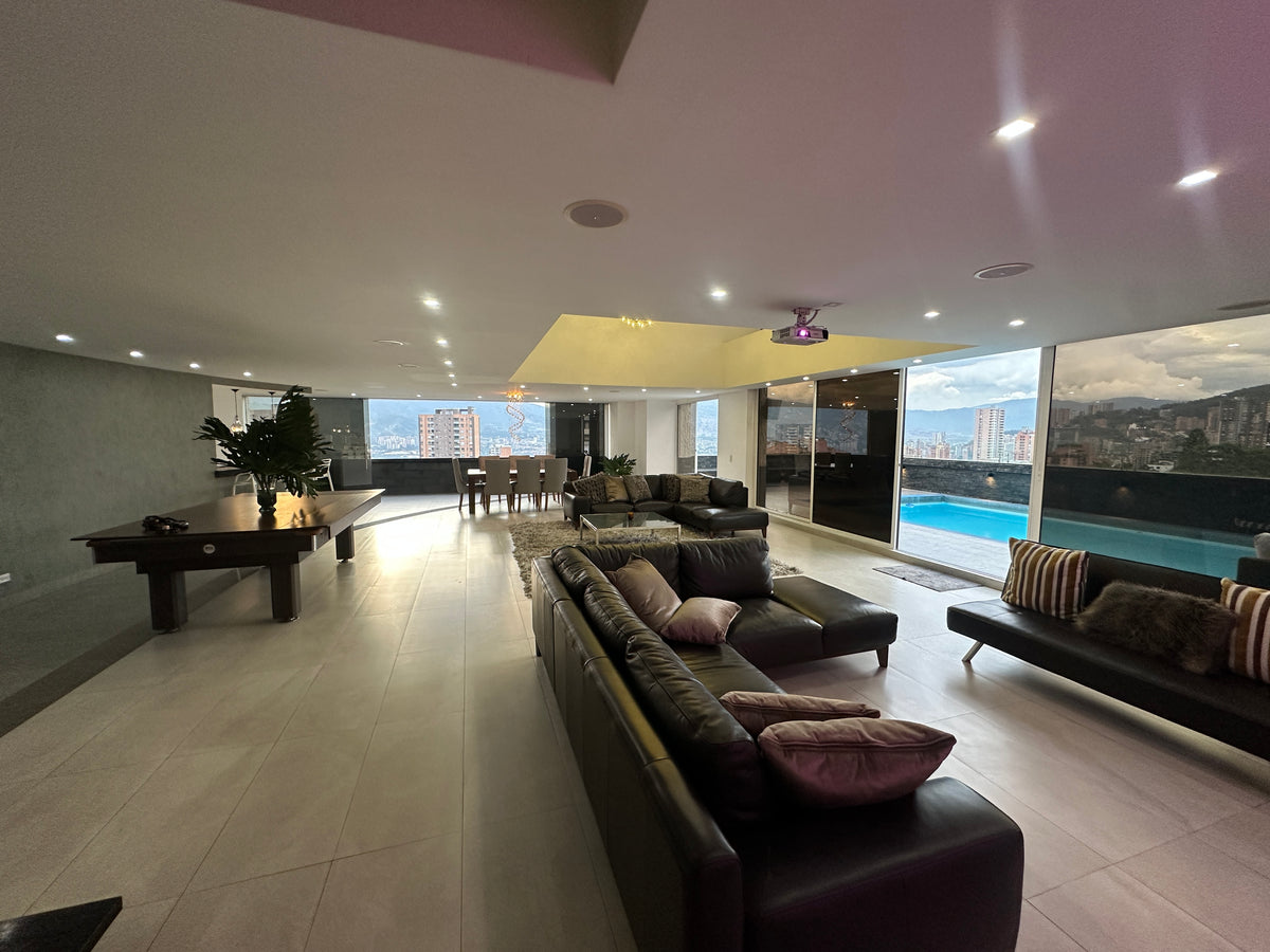 Apartamento Duplex sector Los Balsos con piscina privada 4 BR