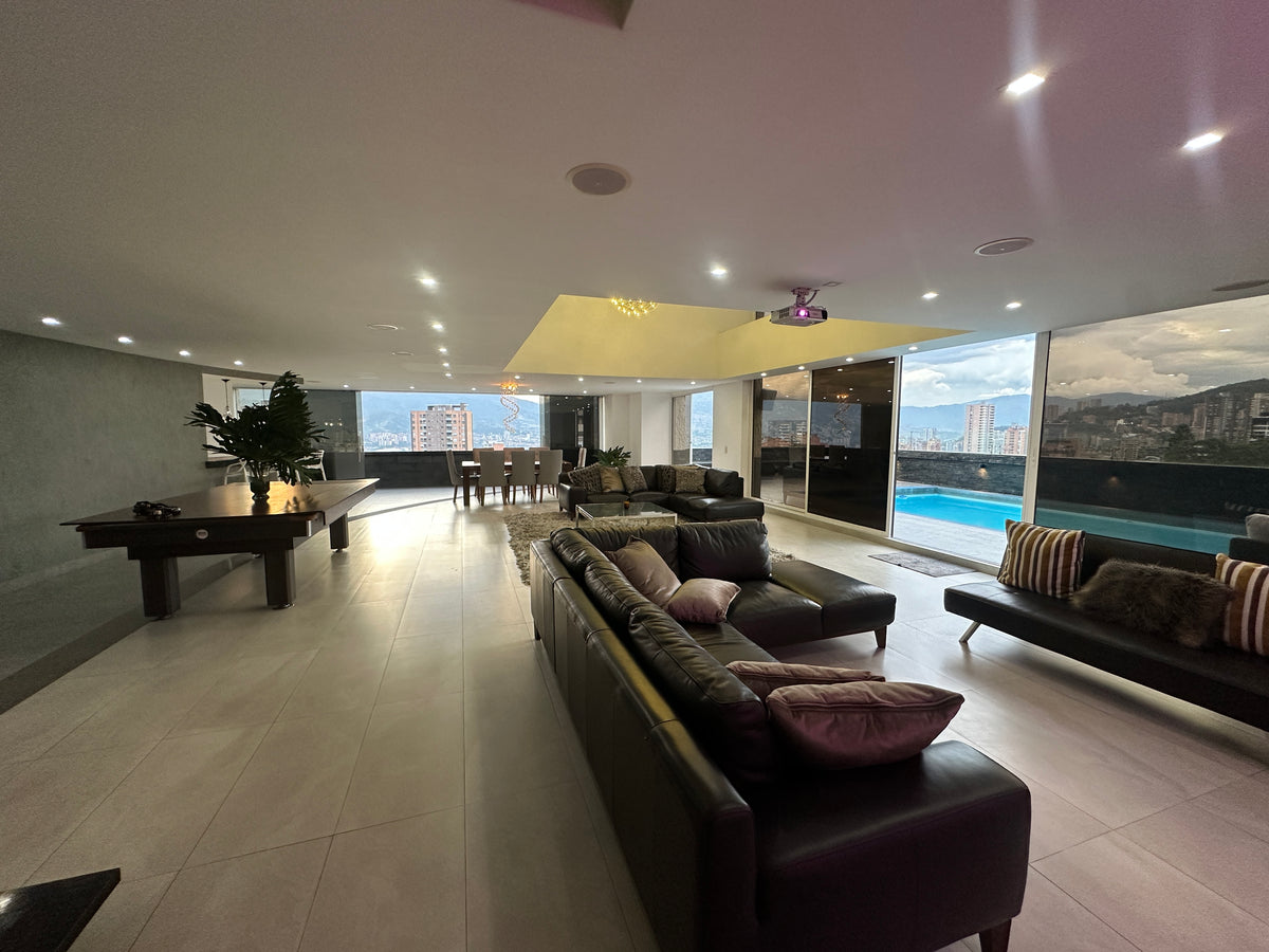 Apartamento Duplex sector Los Balsos con piscina privada 4 BR