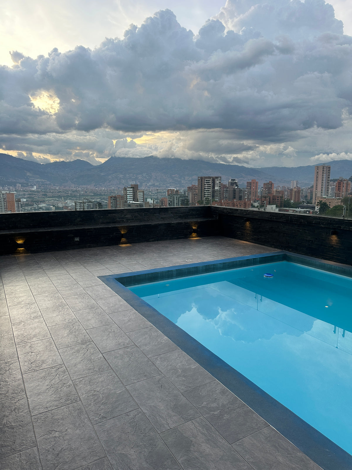 Apartamento Duplex sector Los Balsos con piscina privada 4 BR