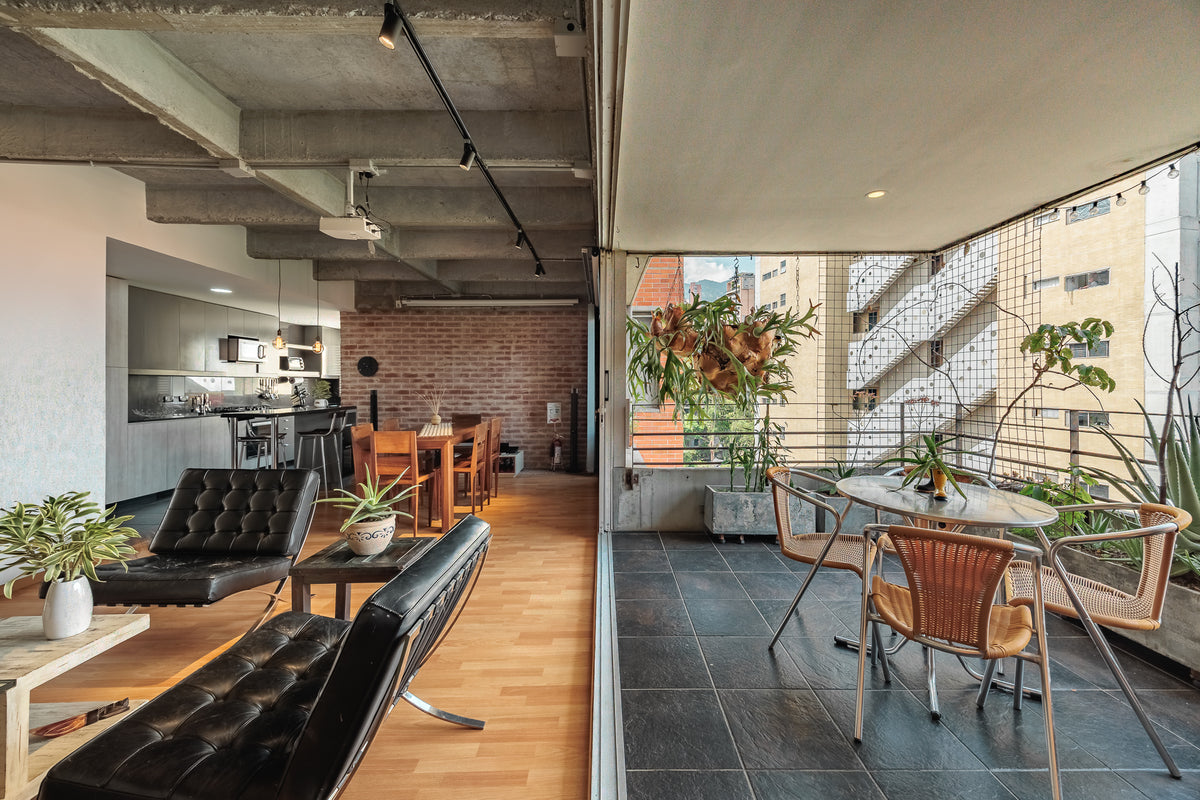 Apartamento tipo loft industrial con balcón y vista Sector La Florida, El Poblado