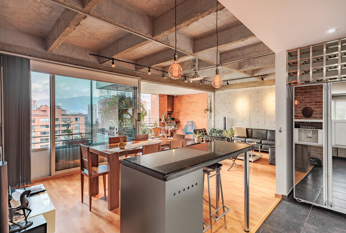 Apartamento tipo loft industrial con balcón y vista Sector La Florida, El Poblado