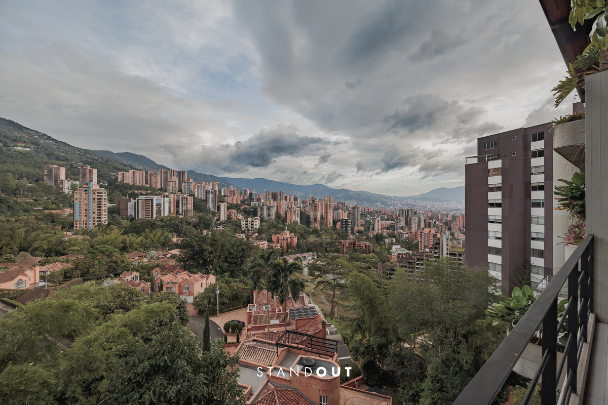 Penthouse en El Poblado con piscina privada, vista a la ciudad y acabados de lujo