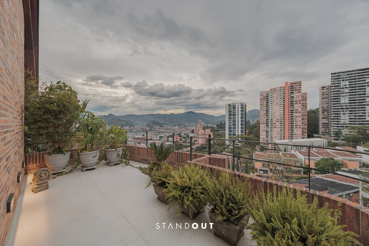 Penthouse en El Poblado con piscina privada, vista a la ciudad y acabados de lujo
