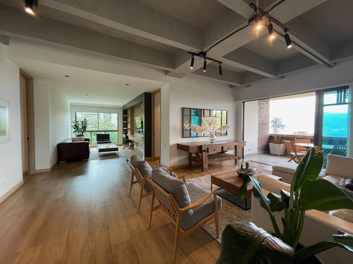 Apartamento 2 BR Sector Poblado Alto con vista panorámica + 1 BR de servicio