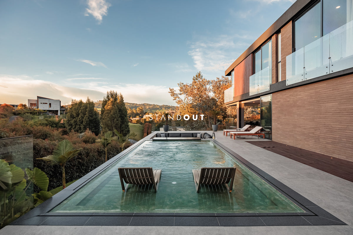 Casa moderna en Alto de las Palmas con vista al lago, piscina climatizada y diseño de lujo