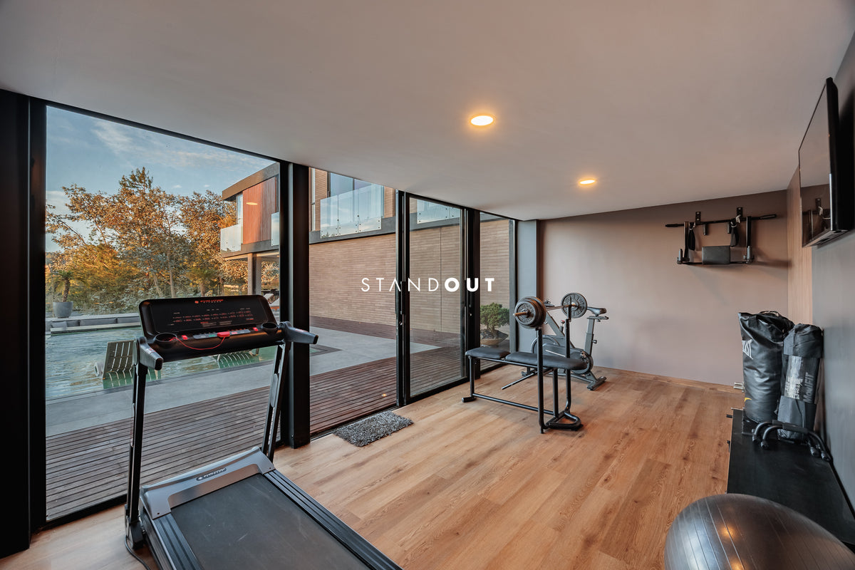 Casa moderna en Alto de las Palmas con vista al lago, piscina climatizada y diseño de lujo