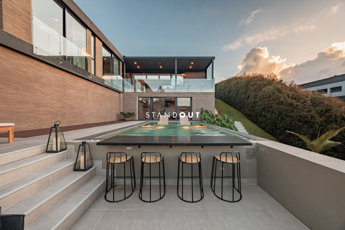 Casa moderna en Alto de las Palmas con vista al lago, piscina climatizada y diseño de lujo