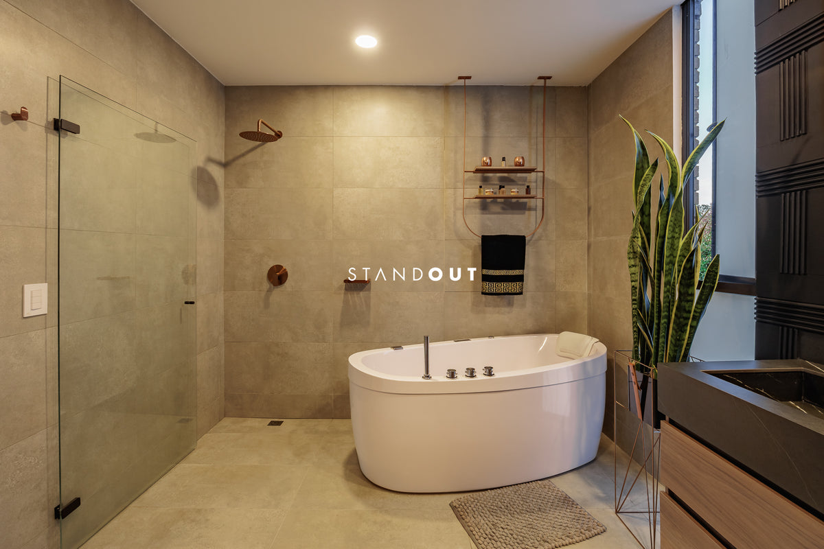 Casa moderna en Alto de las Palmas con vista al lago, piscina climatizada y diseño de lujo