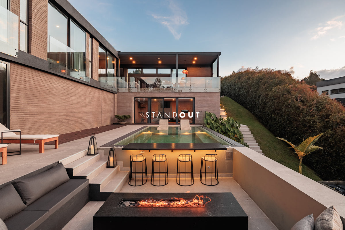 Casa moderna en Alto de las Palmas con vista al lago, piscina climatizada y diseño de lujo