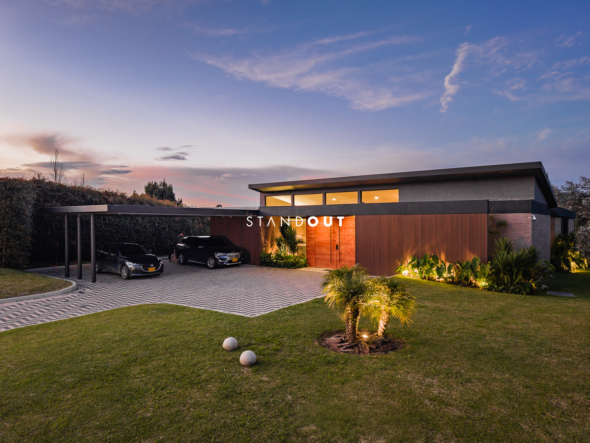 Casa moderna en Alto de las Palmas con vista al lago, piscina climatizada y diseño de lujo
