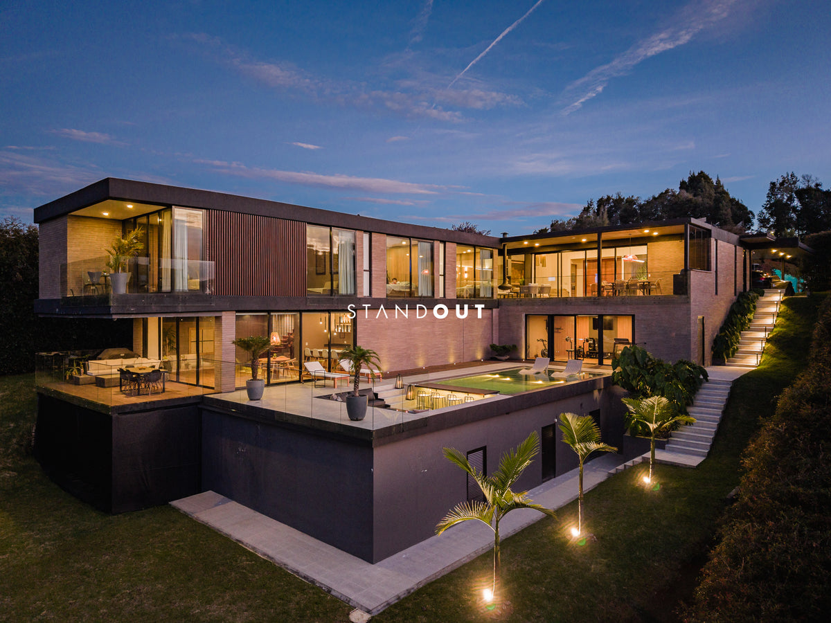Casa moderna en Alto de las Palmas con vista al lago, piscina climatizada y diseño de lujo