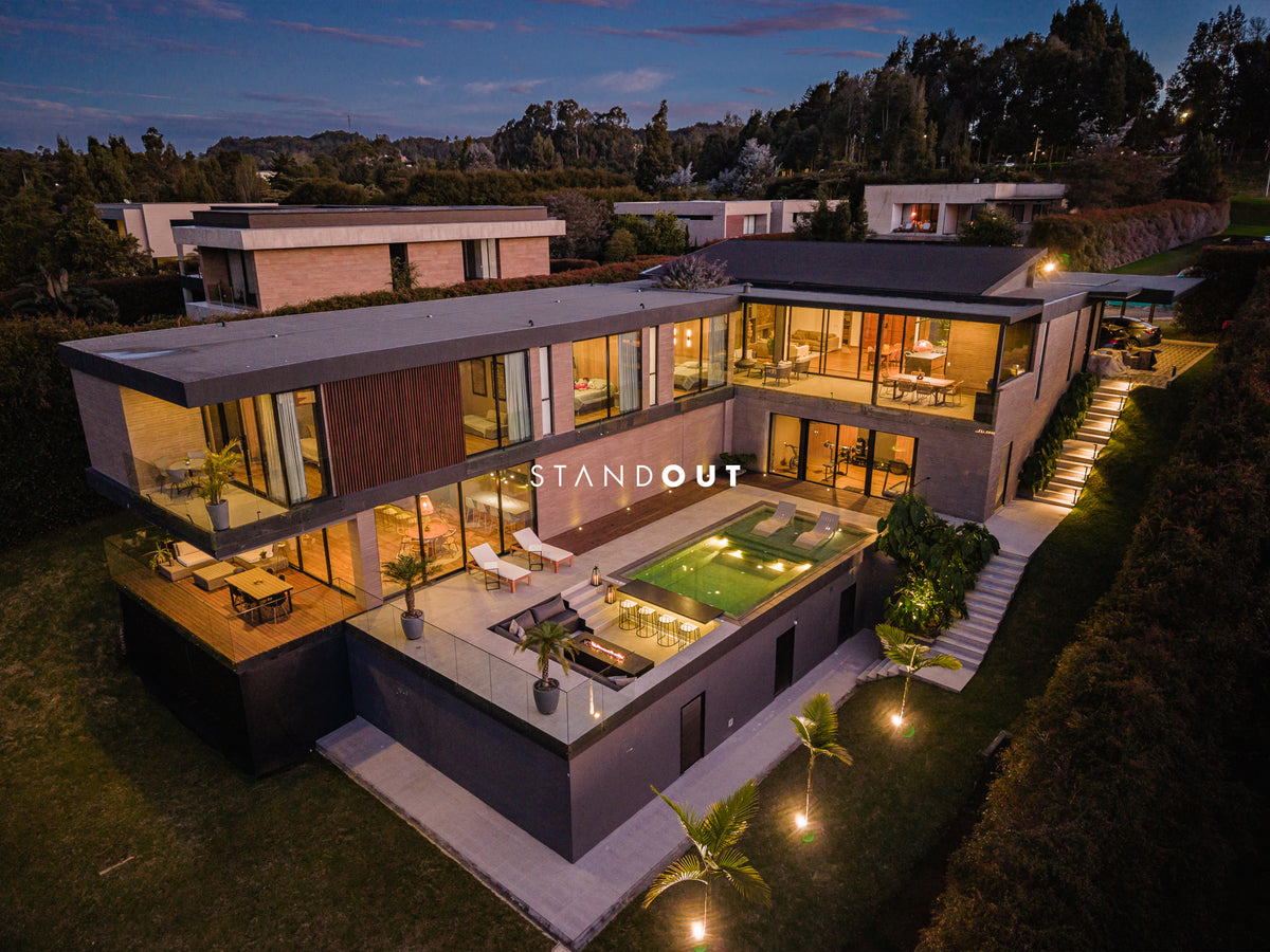 Casa moderna en Alto de las Palmas con vista al lago, piscina climatizada y diseño de lujo