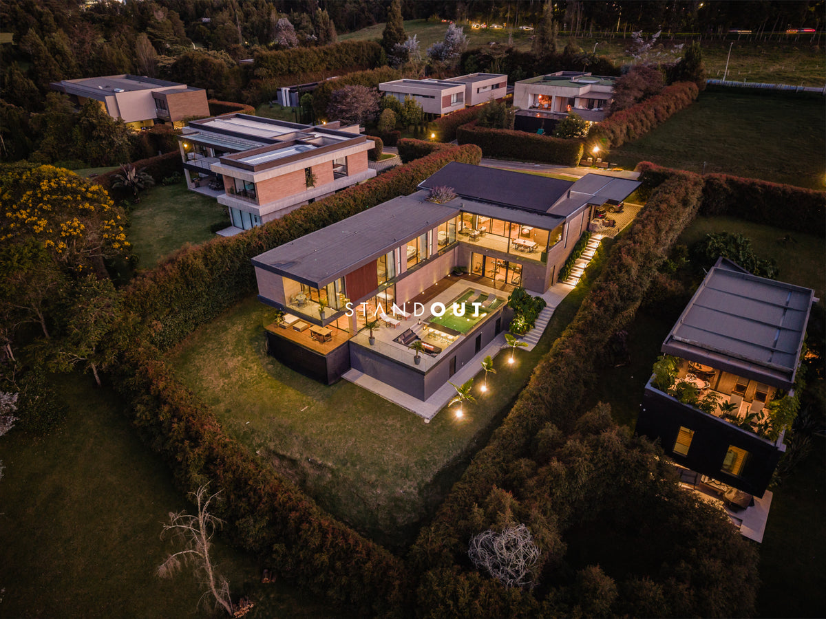 Casa moderna en Alto de las Palmas con vista al lago, piscina climatizada y diseño de lujo