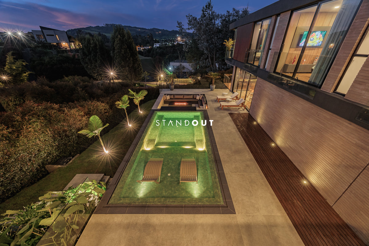 Casa moderna en Alto de las Palmas con vista al lago, piscina climatizada y diseño de lujo