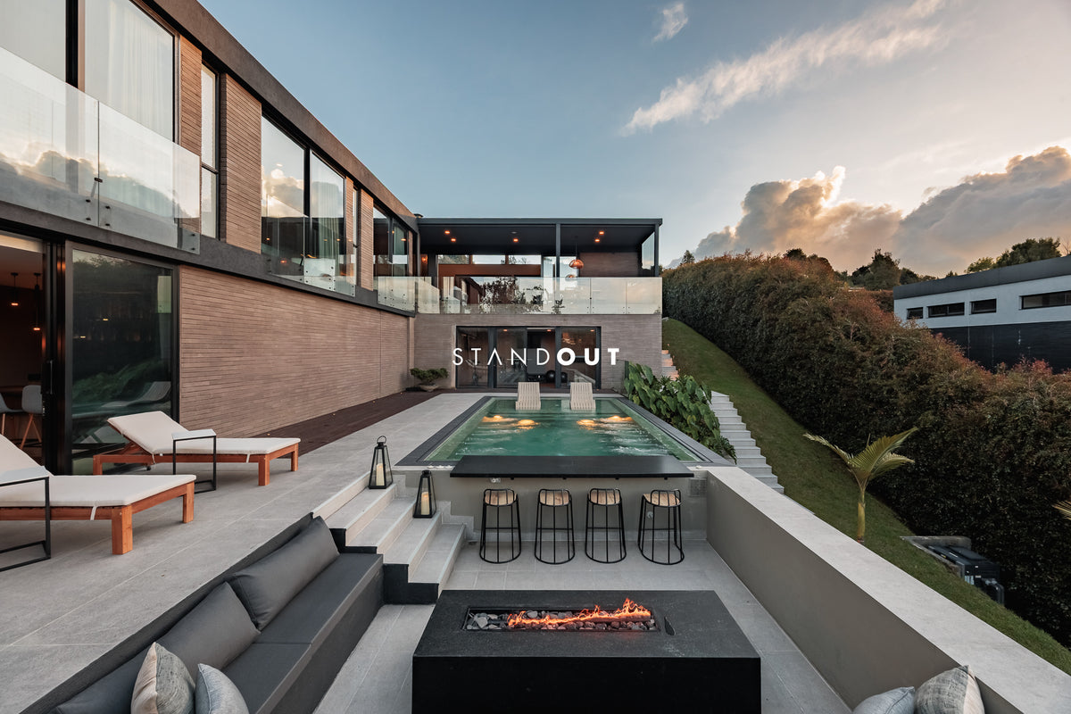 Casa moderna en Alto de las Palmas con vista al lago, piscina climatizada y diseño de lujo