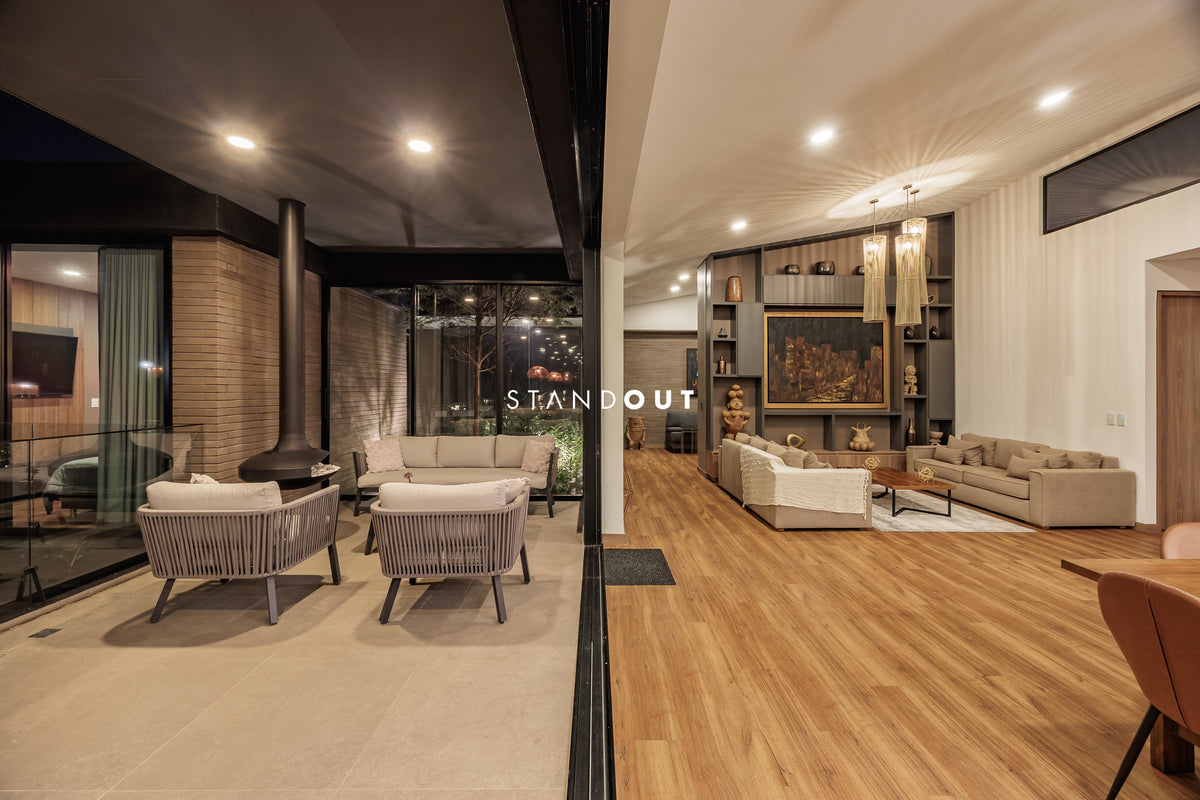 Casa moderna en Alto de las Palmas con vista al lago, piscina climatizada y diseño de lujo