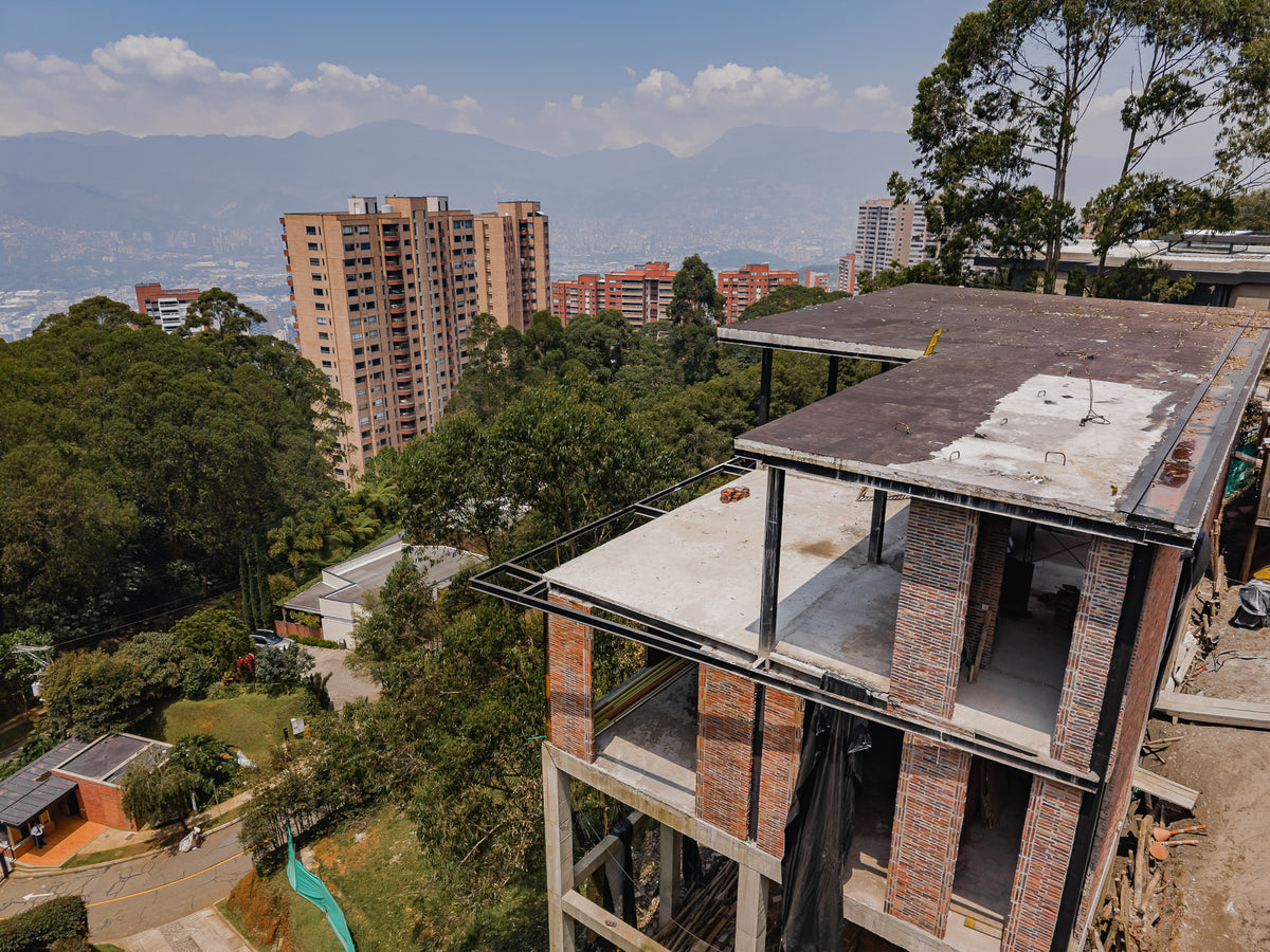 Casa en construcción (75%) La Calera, El Poblado – Lote 1.523 m² y 680 m² construidos