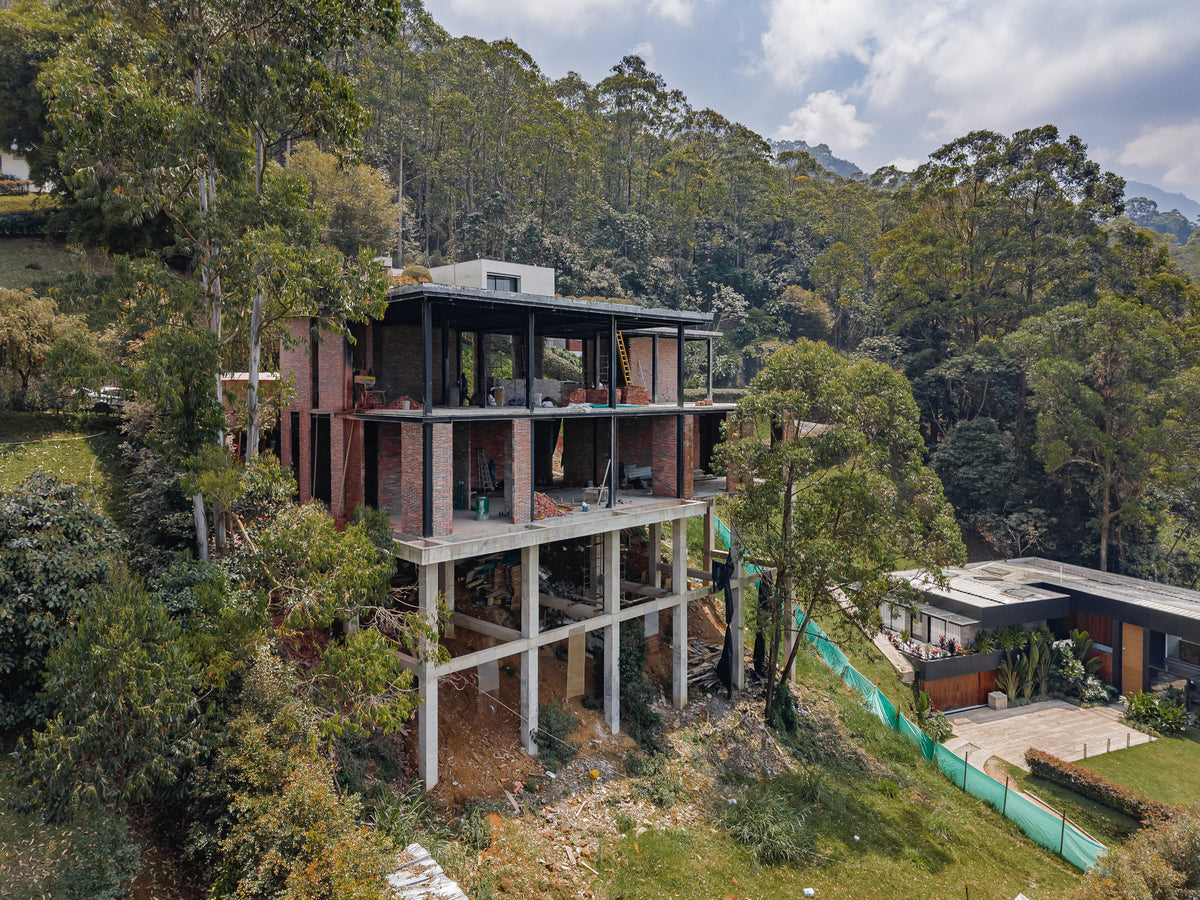 Casa en construcción (75%) La Calera, El Poblado – Lote 1.523 m² y 680 m² construidos