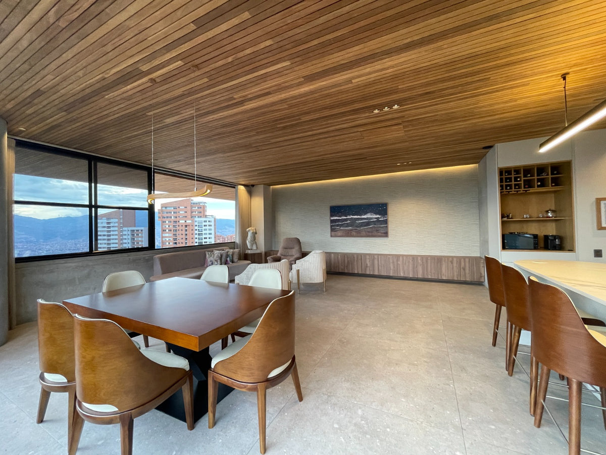 Apartamento con balcón y vista a Medellín, Sector El Tesoro