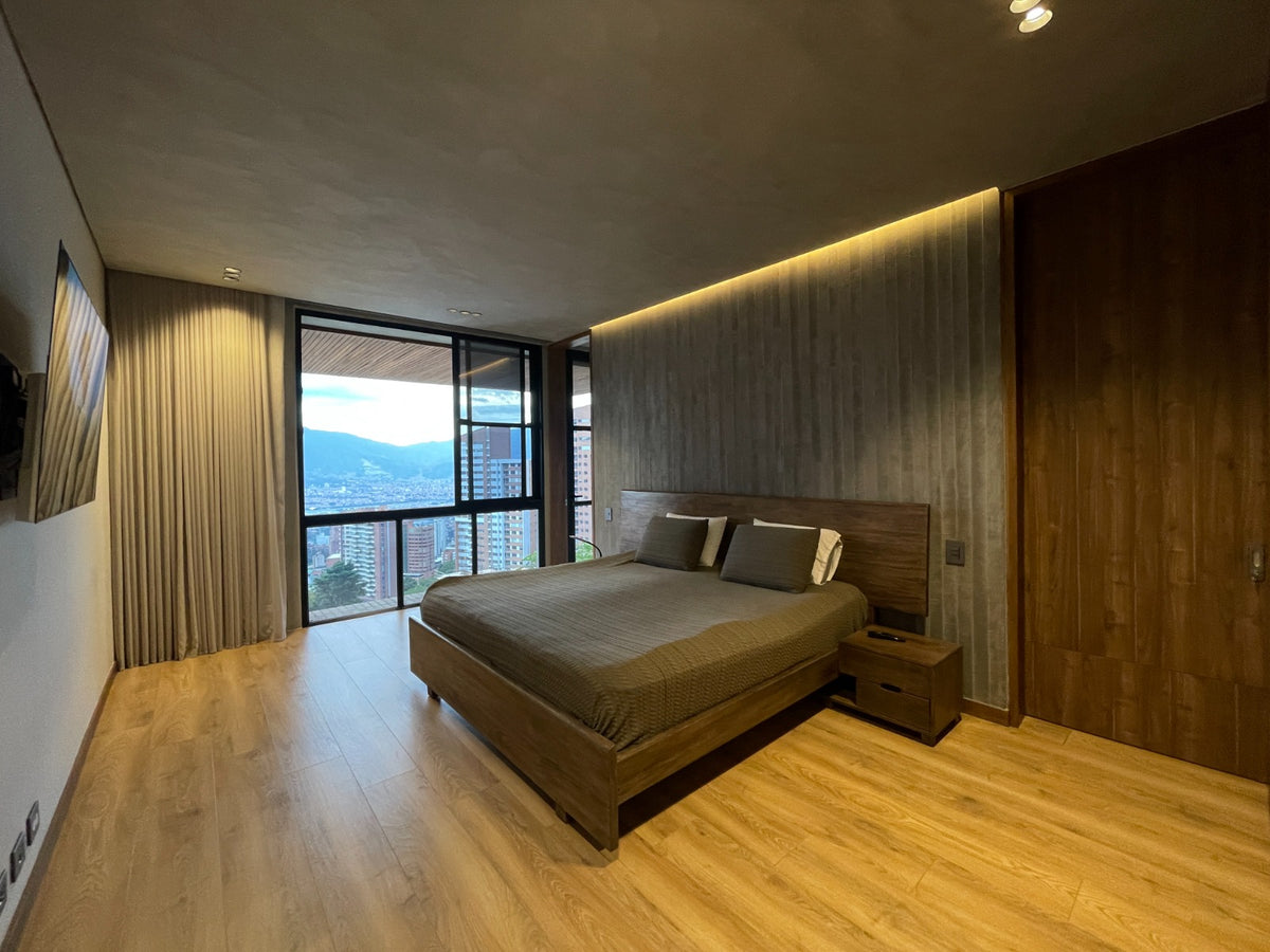 Apartamento con balcón y vista a Medellín, Sector El Tesoro