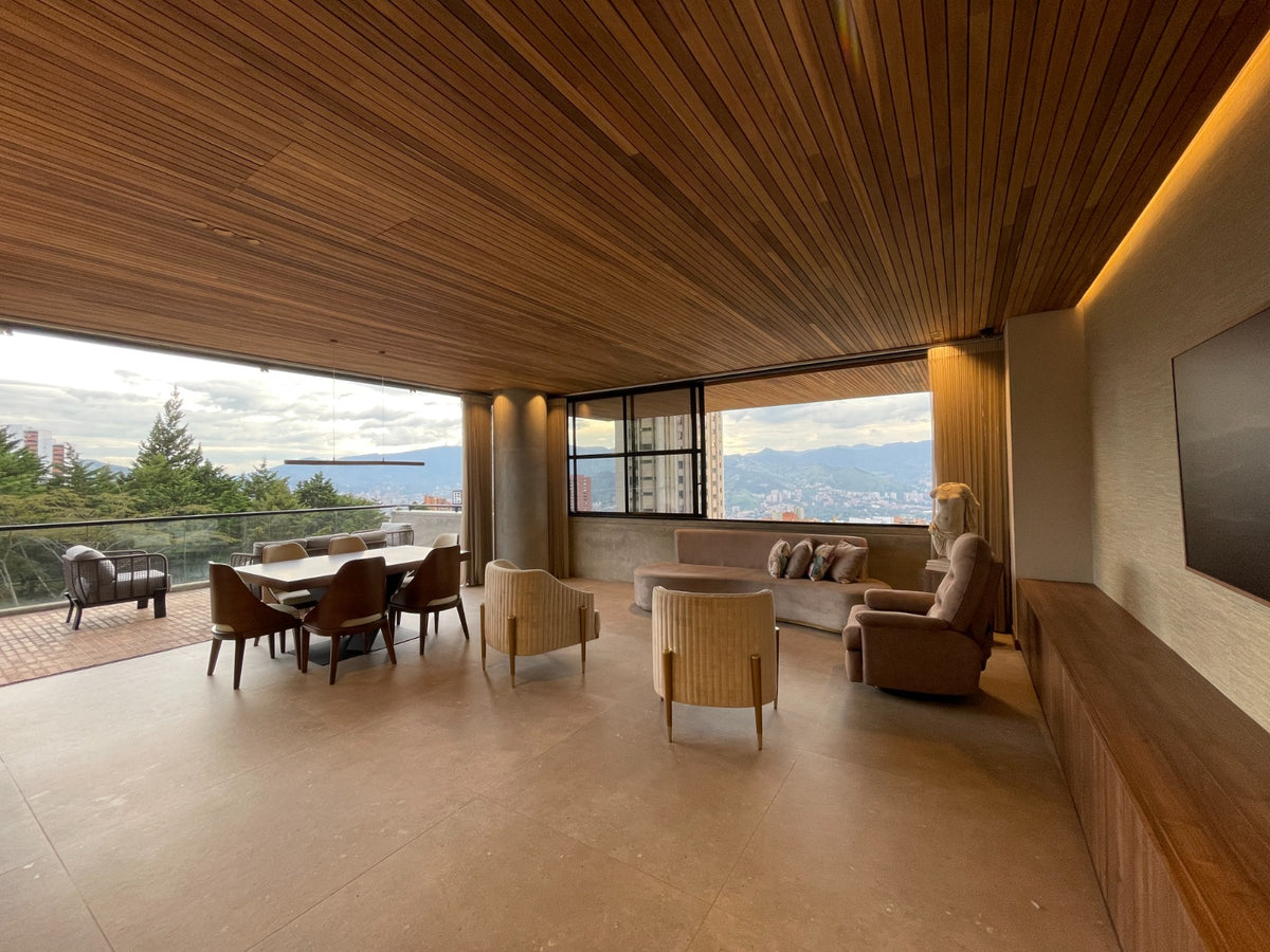 Apartamento con balcón y vista a Medellín, Sector El Tesoro