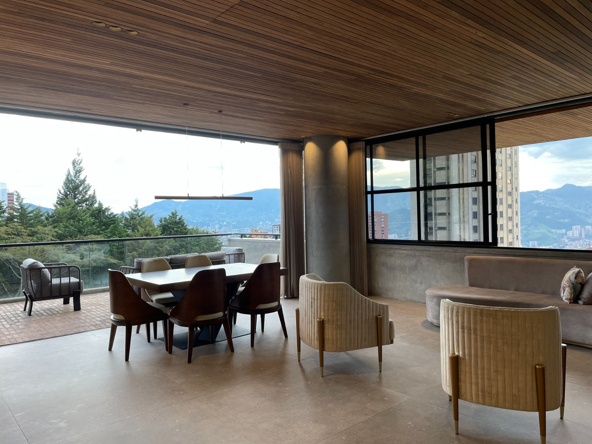 Apartamento con balcón y vista a Medellín, Sector El Tesoro