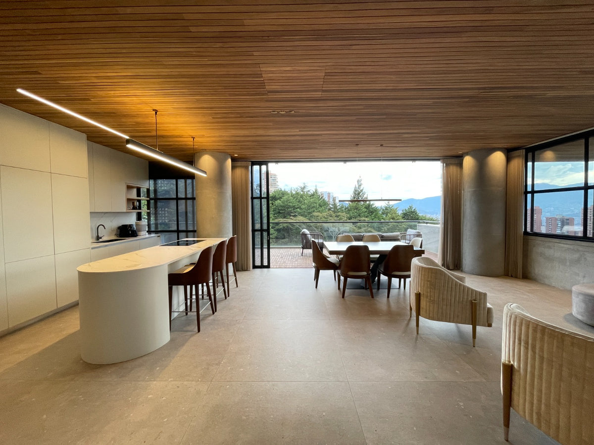 Apartamento con balcón y vista a Medellín, Sector El Tesoro