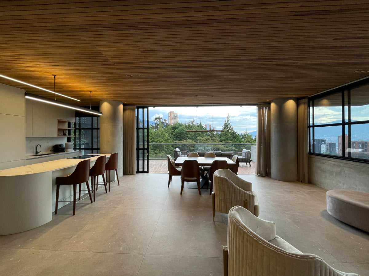 Apartamento con balcón y vista a Medellín, Sector El Tesoro