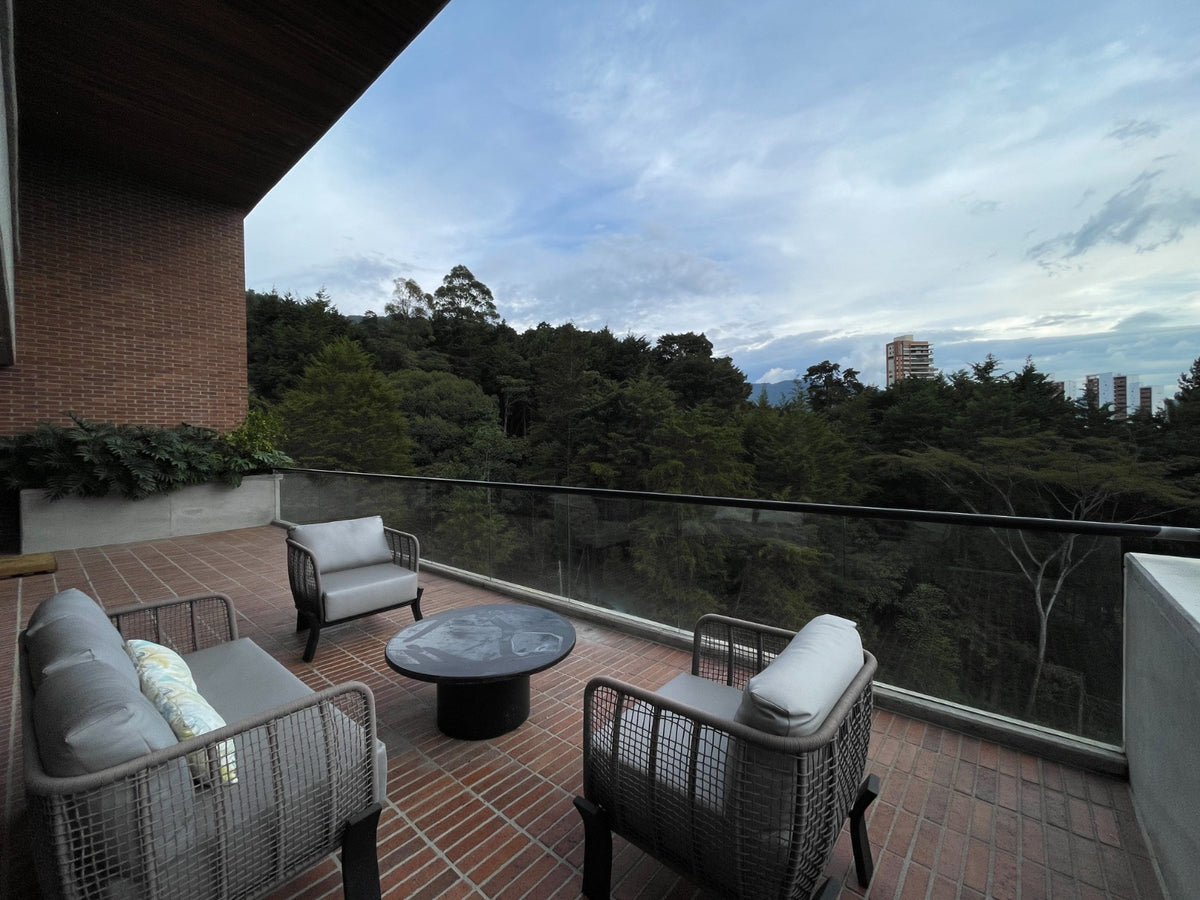 Apartamento con balcón y vista a Medellín, Sector El Tesoro