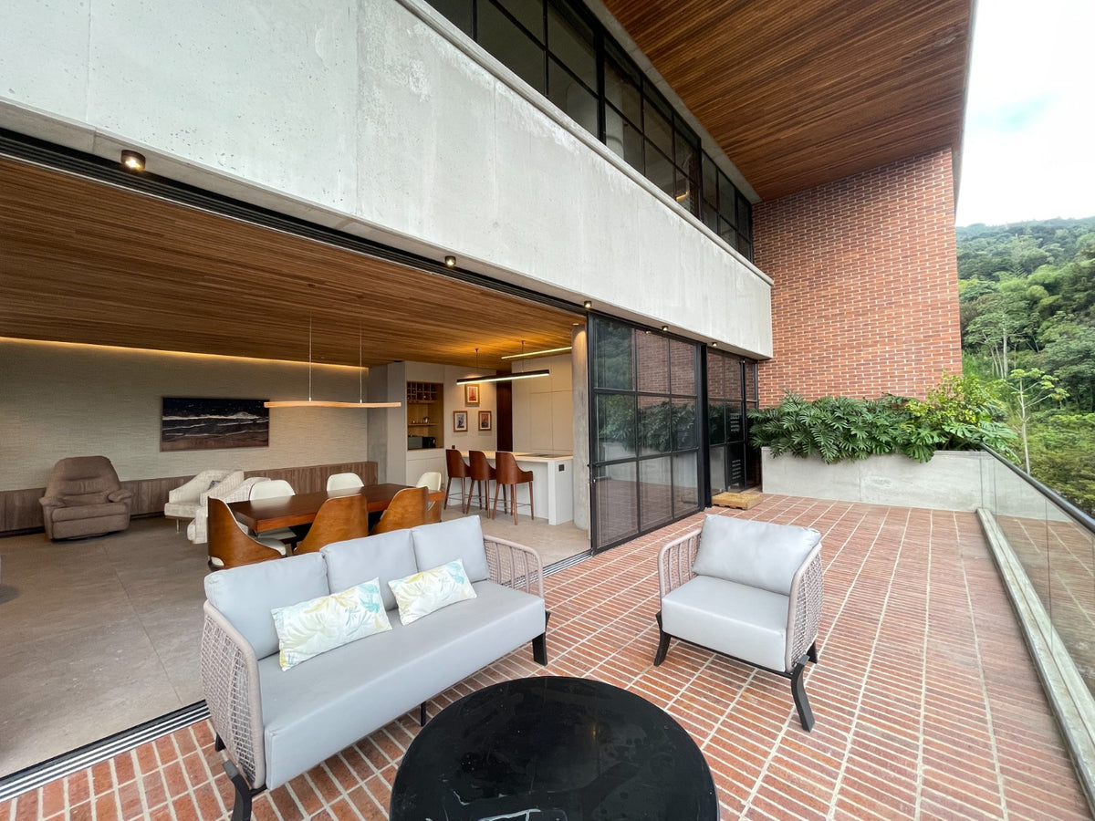 Apartamento con balcón y vista a Medellín, Sector El Tesoro