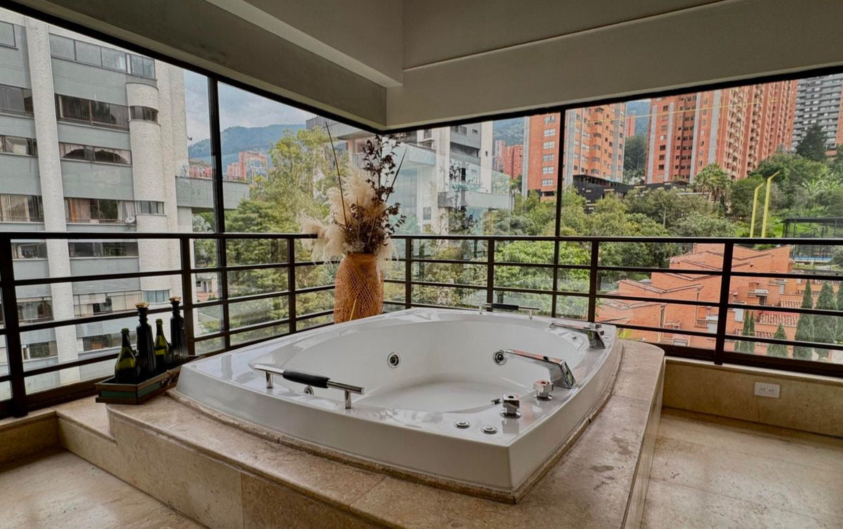 Apartment with excellent layout - Jacuzzi Poblado 4 BR