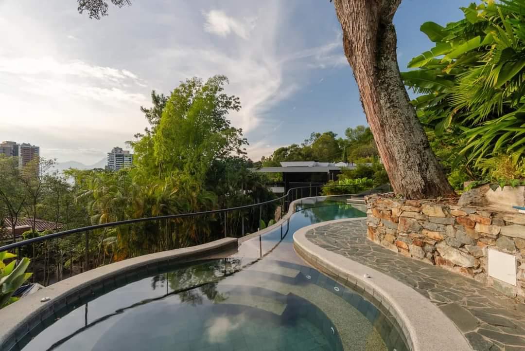 Exclusiva Casa en Los Balsos – Diseño Contemporáneo, Naturaleza y Lujo en Medellín
