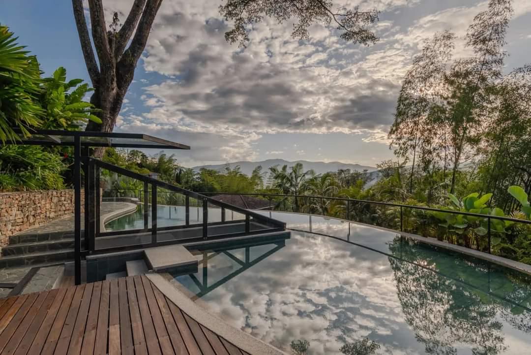 Exclusiva Casa en Los Balsos – Diseño Contemporáneo, Naturaleza y Lujo en Medellín
