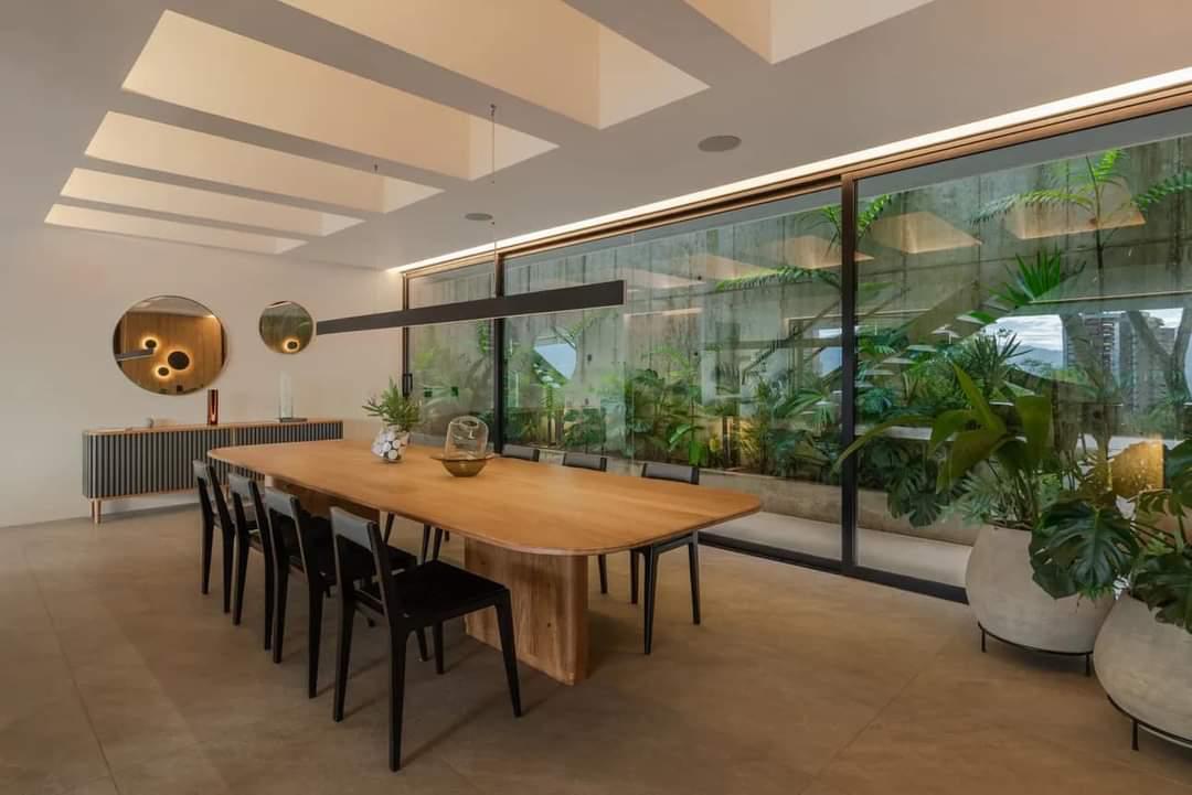 Exclusiva Casa en Los Balsos – Diseño Contemporáneo, Naturaleza y Lujo en Medellín