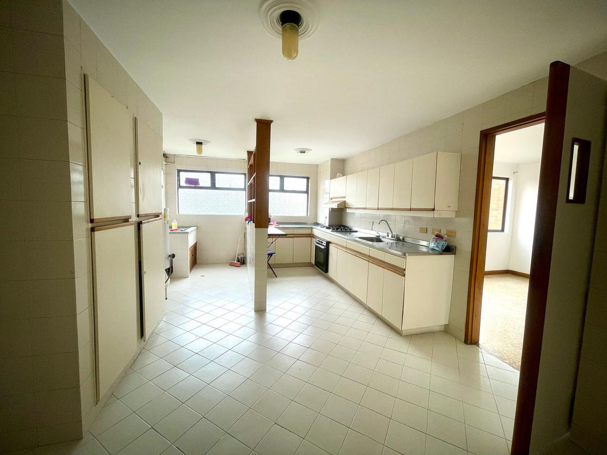 Apartamento oportunidad para renovar Sector Loma de Alejandría 5 BR