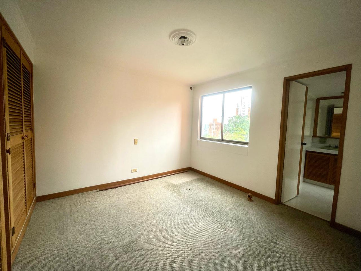 Apartamento oportunidad para renovar Sector Loma de Alejandría 5 BR