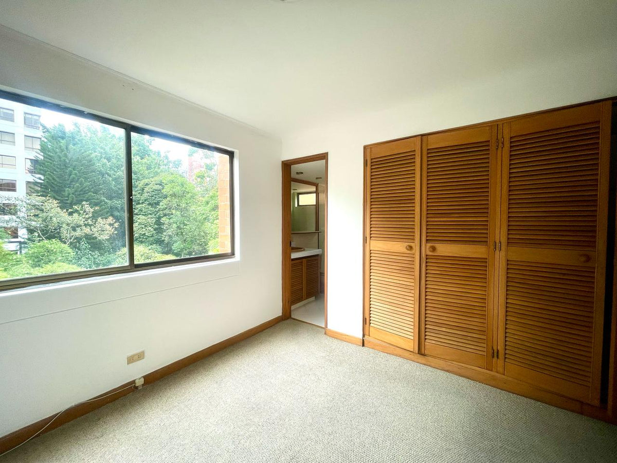 Apartamento oportunidad para renovar Sector Loma de Alejandría 5 BR