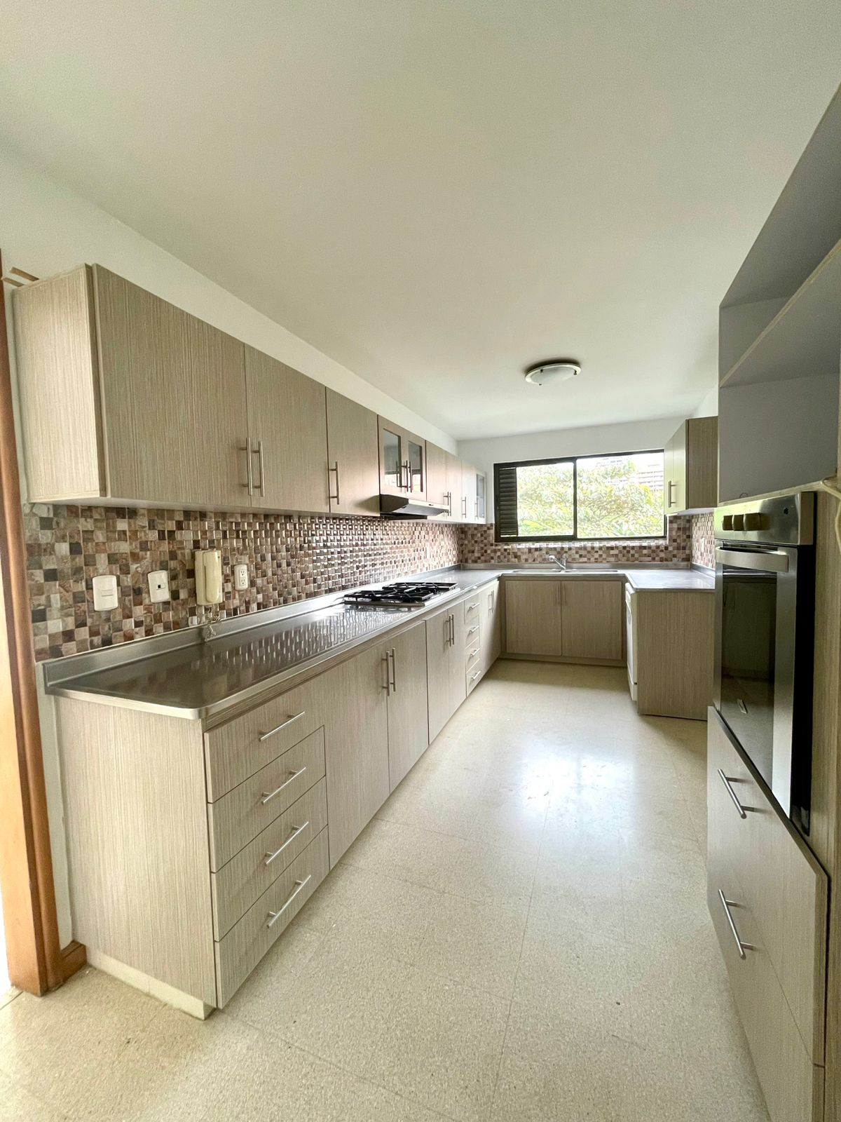 Apartamento Oportunidad para remodelar cerca de la Clínica Medellín del Poblado 4 BR