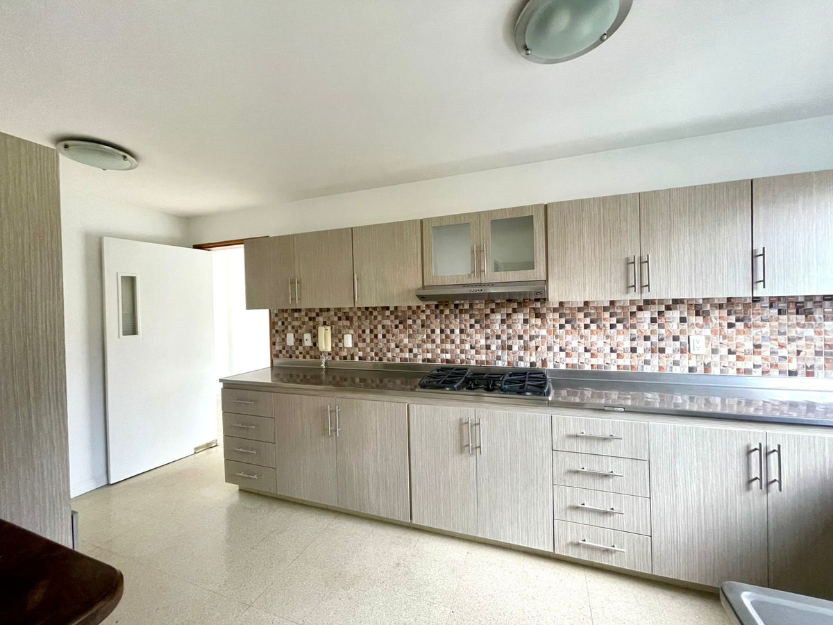 Apartamento Oportunidad para remodelar cerca de la Clínica Medellín del Poblado 4 BR