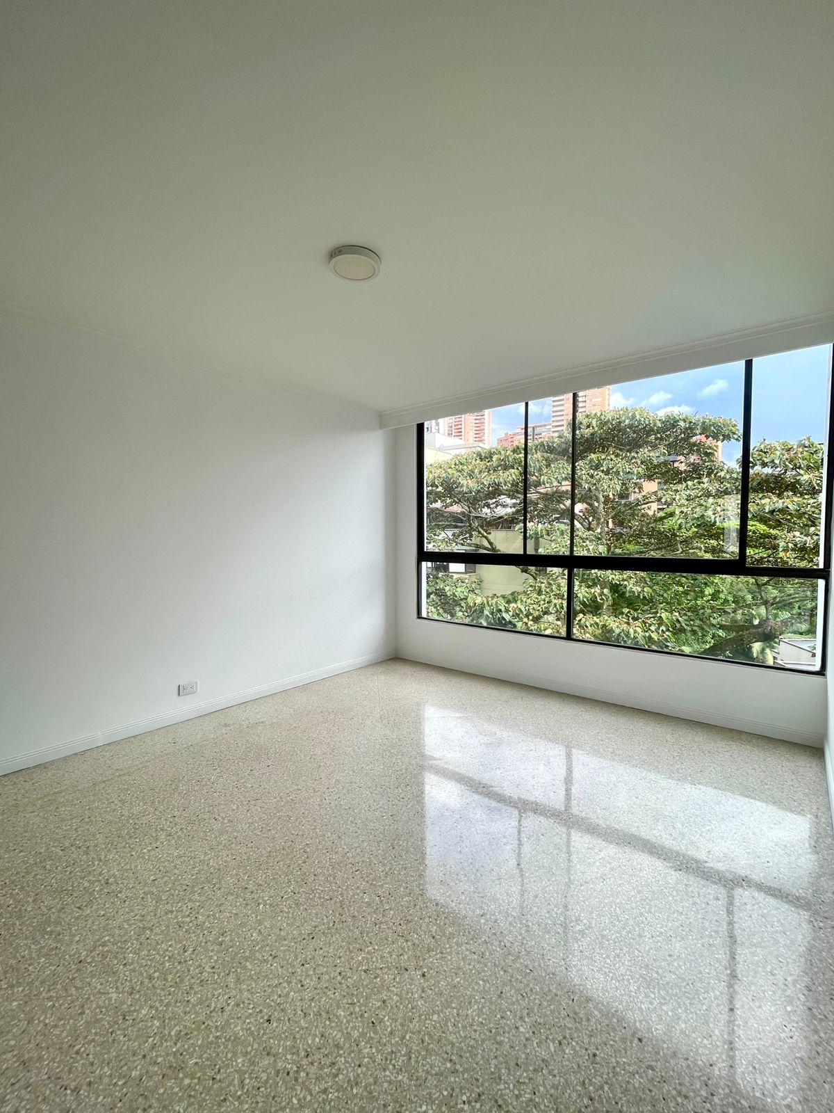 Apartamento Oportunidad para remodelar cerca de la Clínica Medellín del Poblado 4 BR