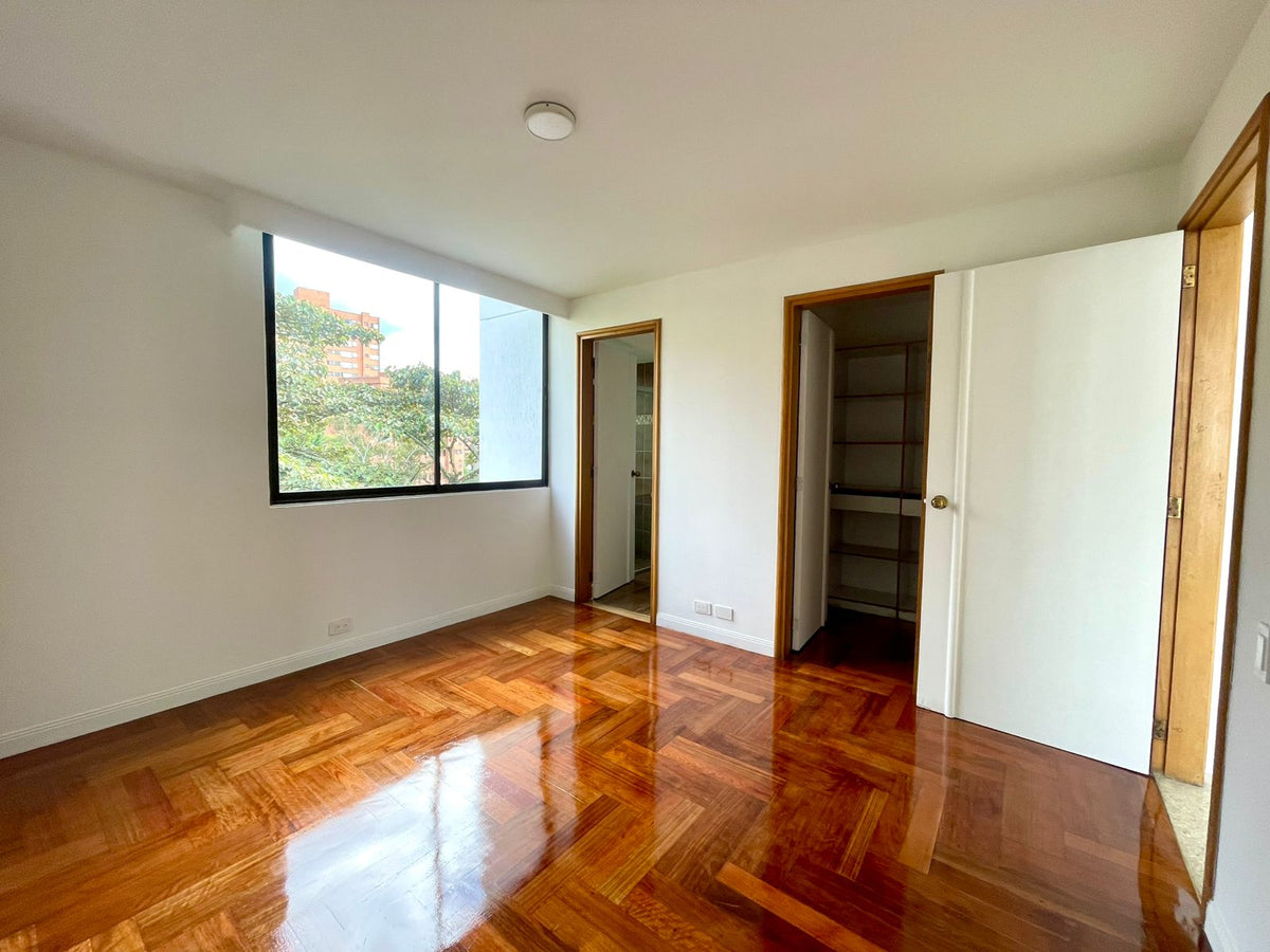 Apartamento Oportunidad para remodelar cerca de la Clínica Medellín del Poblado 4 BR